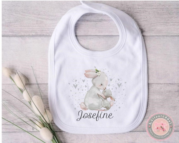 zuckersüßes Babylätzchen mit zwei Hasen Wunschname Geschenk Geburt Taufe Mitbringsel Lüttentüddel®